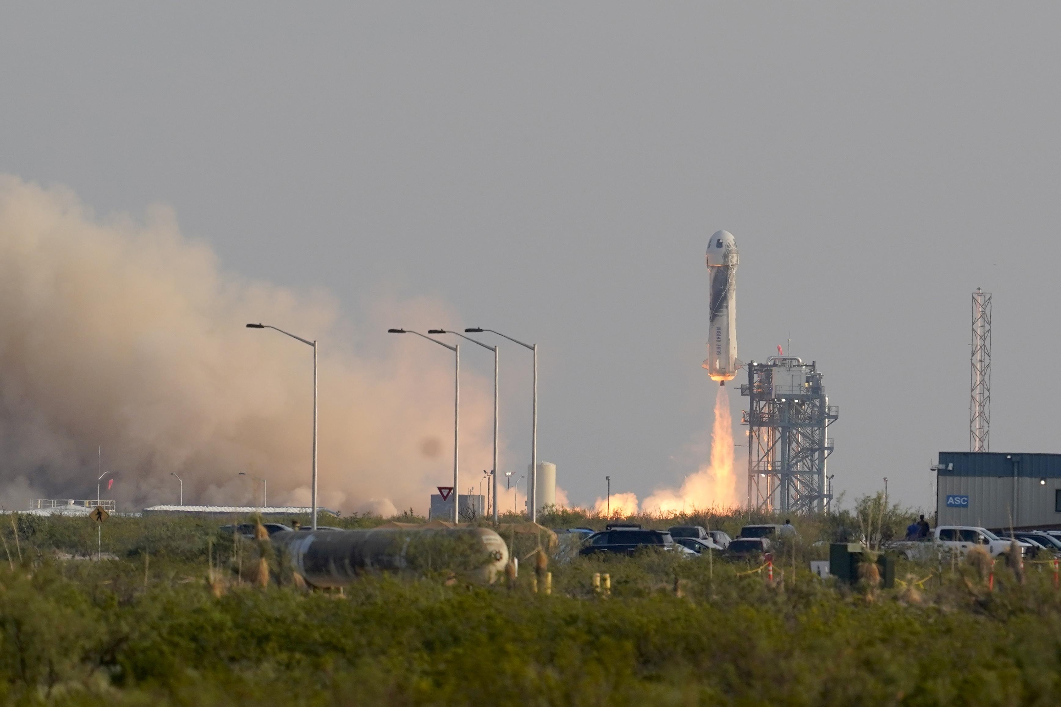 世界首富贝索斯圆梦之际 美国议员主张征收“太空旅游税”