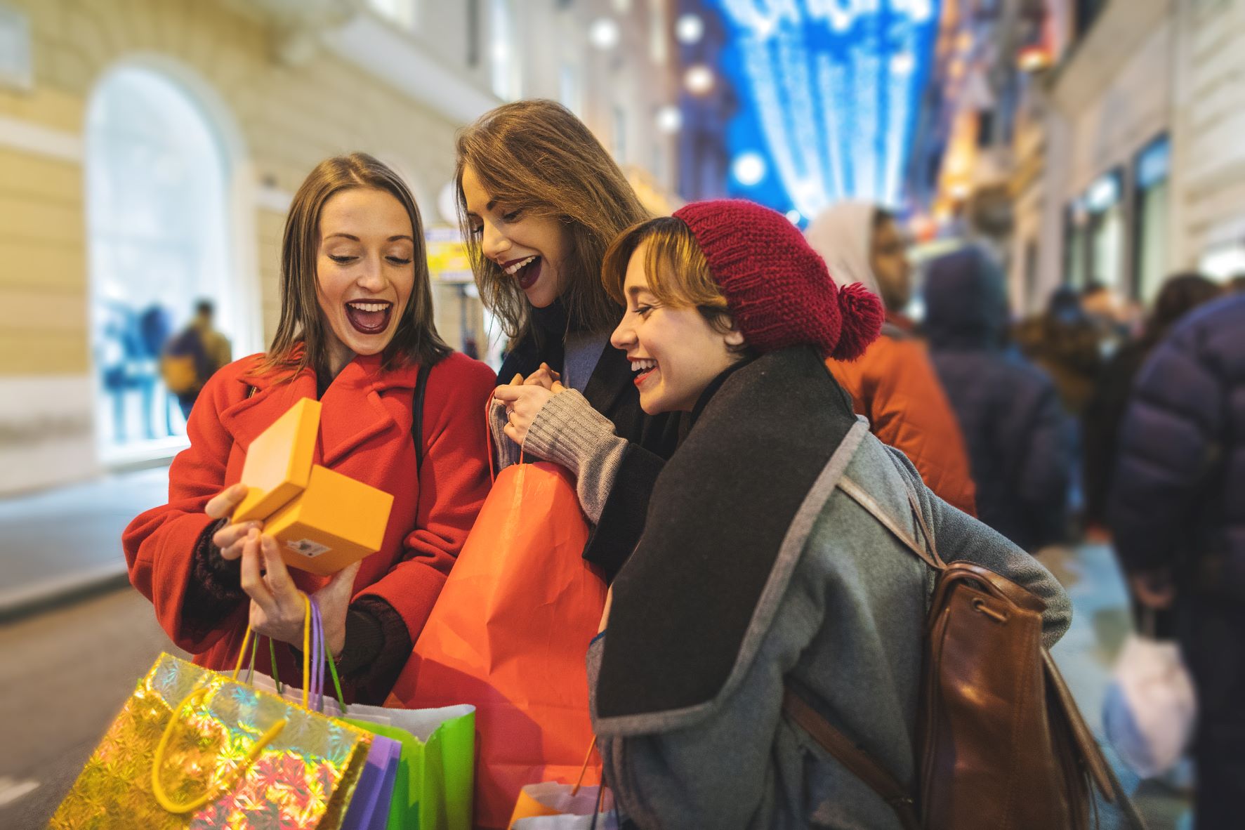 美国“黑五”购物节：网上交易量首见下跌线下客流仍未恢复至疫情前