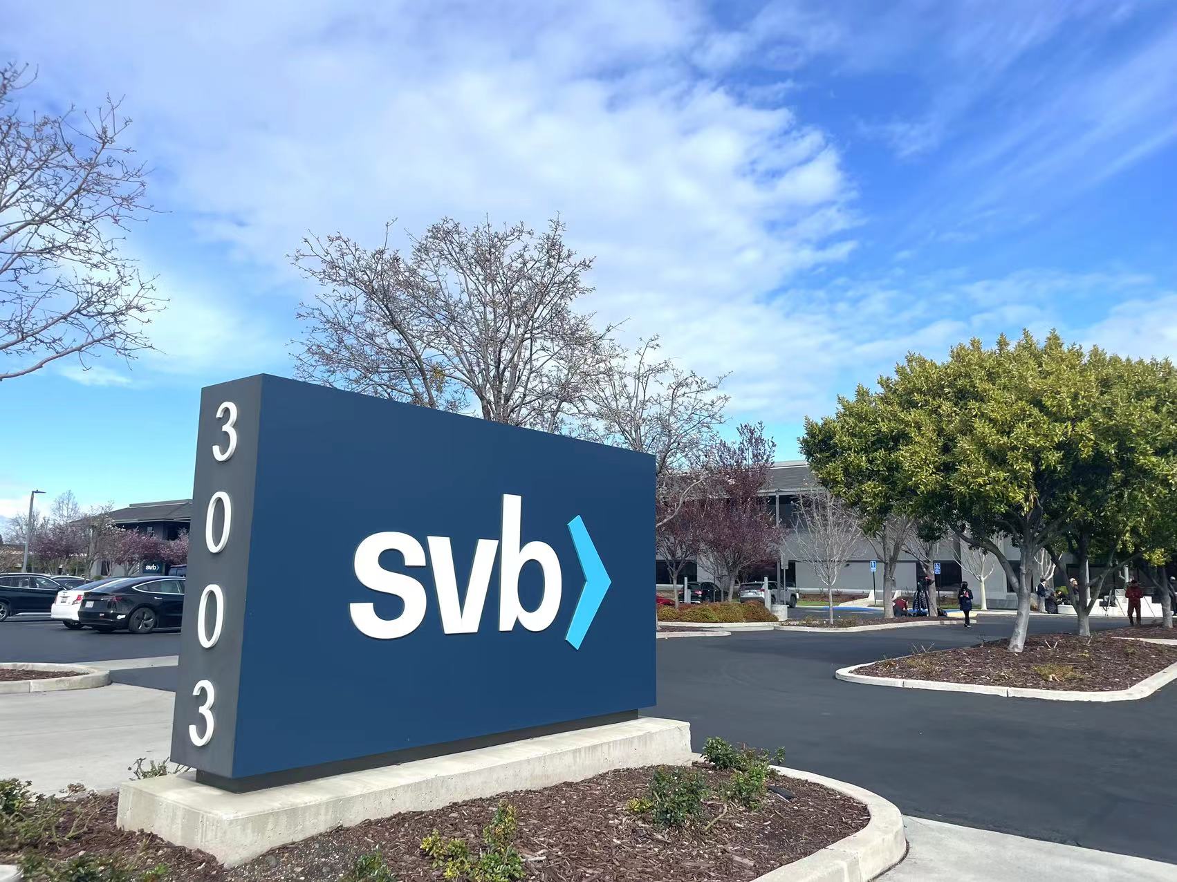 SVB爆雷能让美联储下周“刹车”吗？华尔街炸锅了