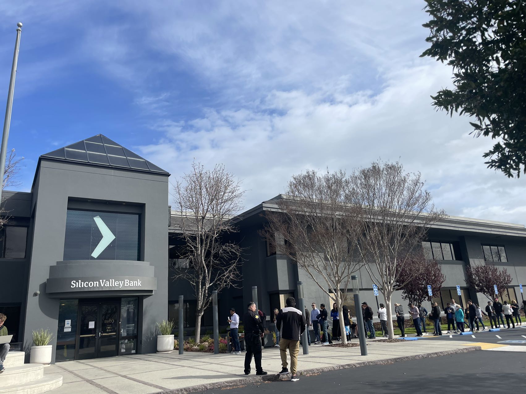 亲历现场：硅谷银行恢复开门后储户仍迫不及待地排长龙取款