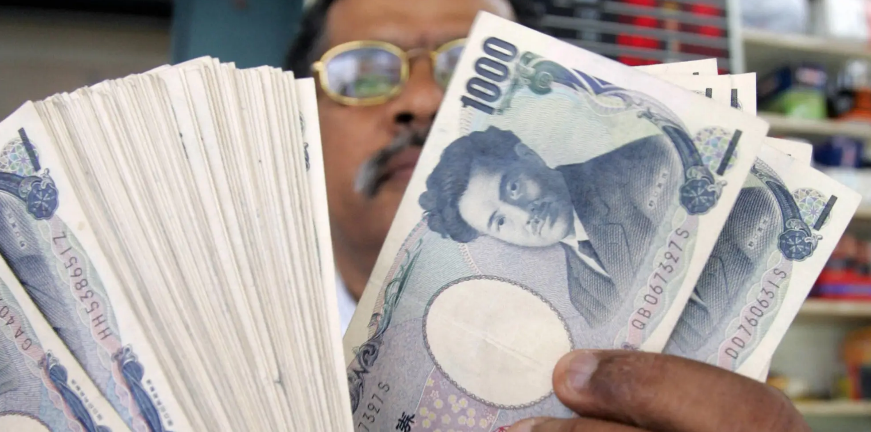 日元疲软将持续？日本央行政策制定者呼吁暂时维持超宽松政策