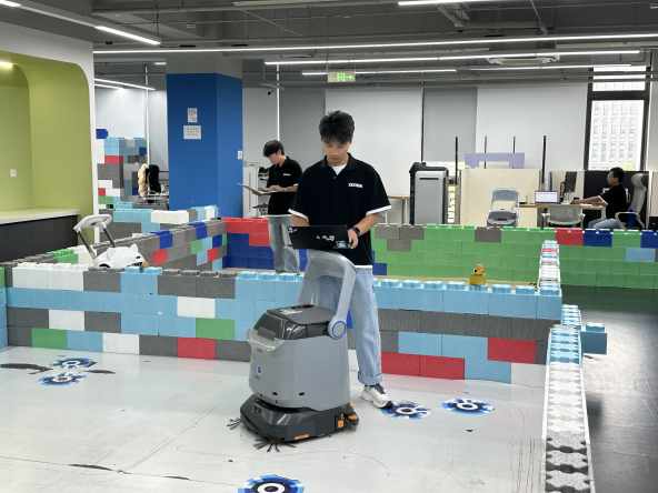 擎朗智能服务机器人全球出货超10万台