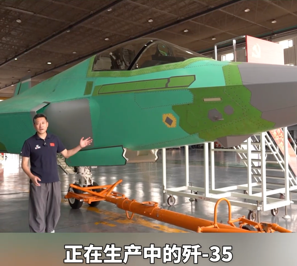 歼-35成功起降福建舰