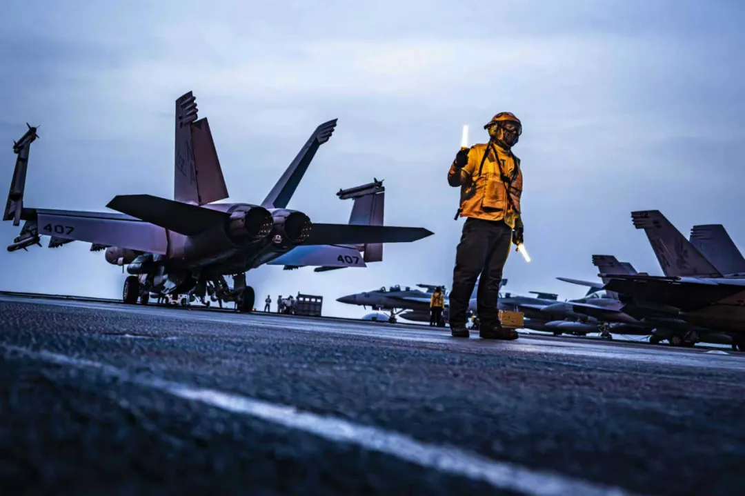 美军南海半小时连摔两架飞机