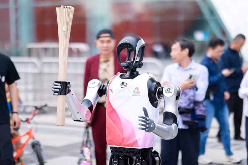 人形机器人完成火炬传递