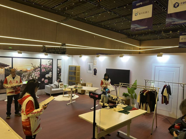 机器人挑战居家服务新赛道